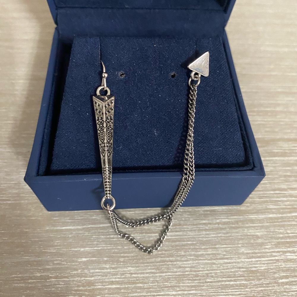 Free people, single earring, very trendy. Wear in one ear for amazing asymmetry!
